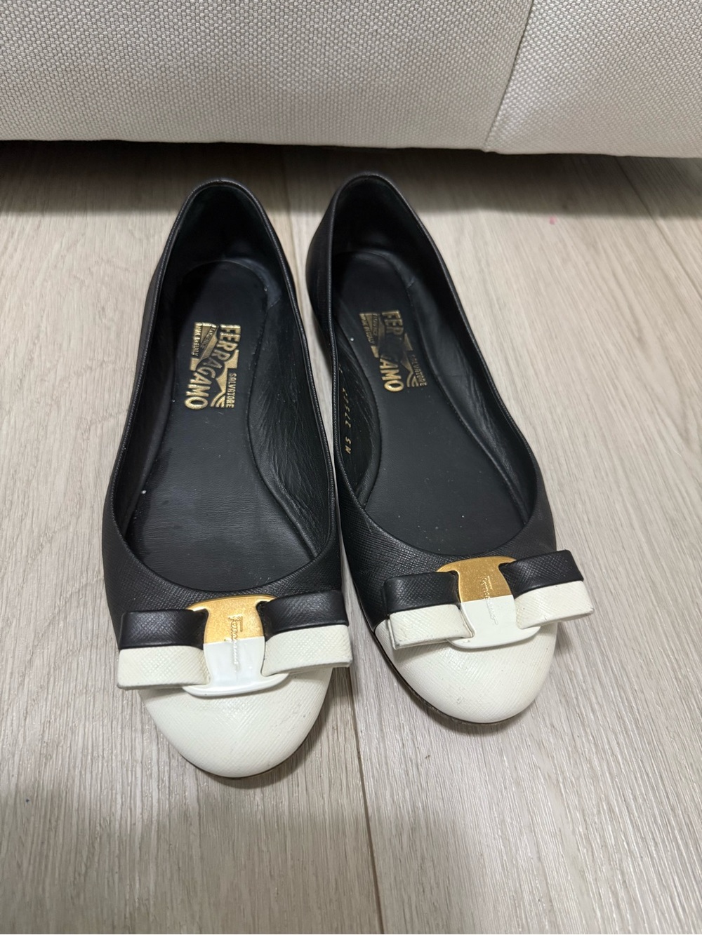 Salvatore Ferragamo Black and White Vara Bow Flats with Gold Hardware - Picture 2 of 5